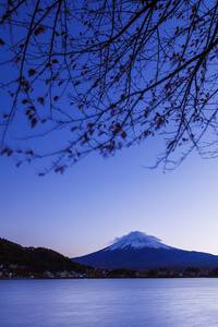 富士山在晚上