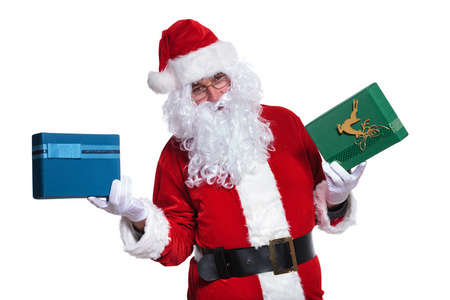 抱着两个礼品盒的圣诞老人
