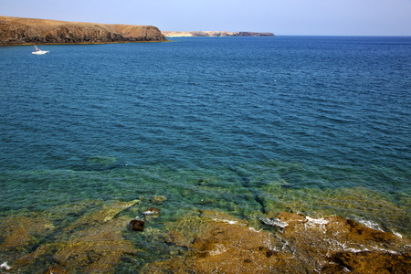 在西班牙麝香池塘海滩水游艇船和夏天的海岸