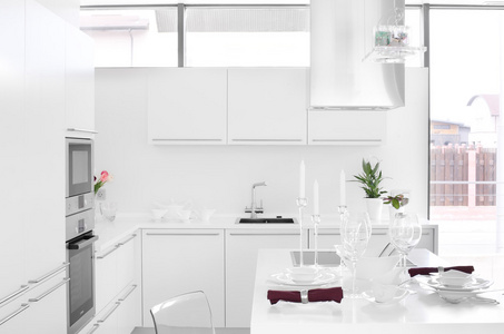现代白色的厨房与时尚家具