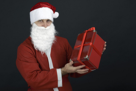 圣诞老人和圣诞礼品盒黑色背景上孤立
