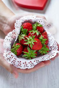 新鲜草莓心型框中