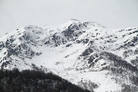 在坎塔布连脊，阿斯图里亚斯的雪山。西班牙