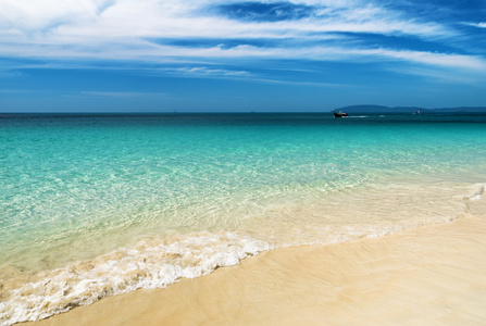 清澈的水和蓝蓝的天空。phra nang 海滩泰国