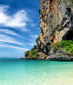 清澈的水和蓝蓝的天空。phra nang 海滩泰国