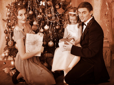 家庭及儿童打扮圣诞树