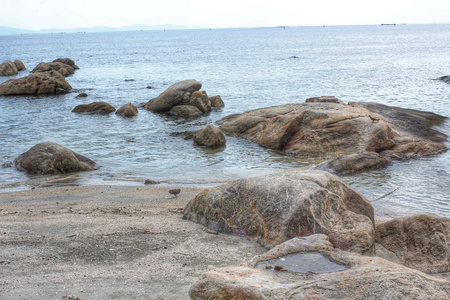 在海滩上的岩石海岸