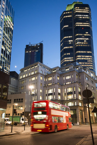 红色巴士在伦敦金融城图片