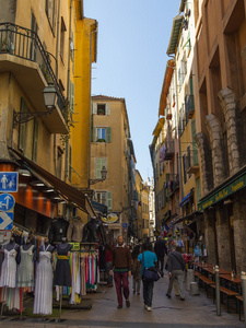 法国，蔚蓝。旧城的好狭窄的街道