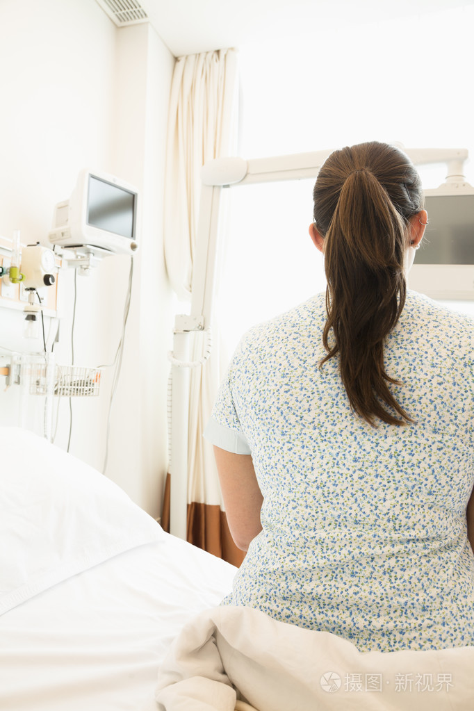 坐在一张病床上的病人