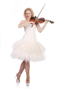 穿白色长袍的女人拉小提琴