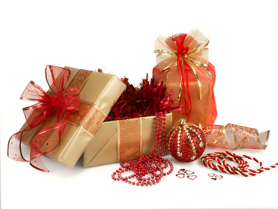 圣诞礼品和装饰品，在金黄色和红色