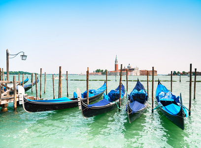 威尼斯日落 吊船或 gondole 和背景上的教堂。意大利