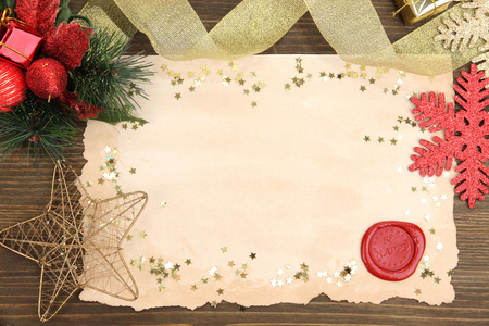 复古纸和圣诞装饰品木制背景上架