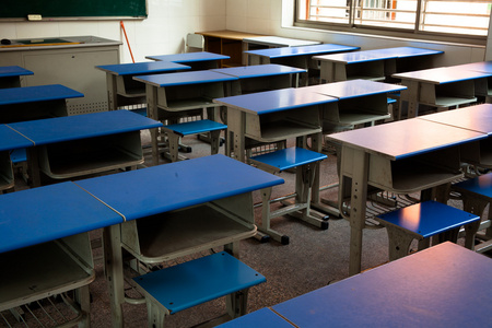 教室课桌图片