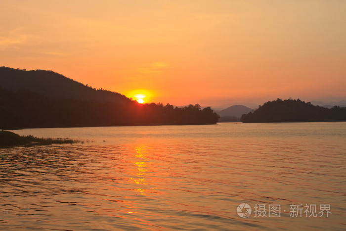 露营地和日落时分的湖