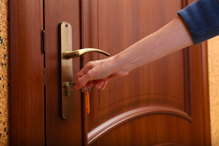 锁定或解锁门用钥匙在手