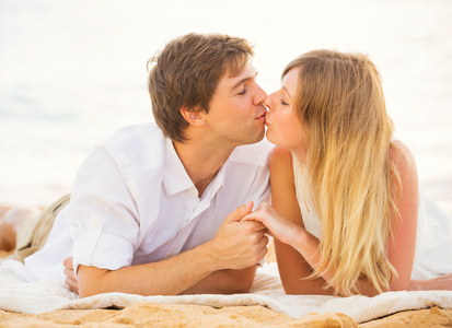 年轻的夫妇在爱，男人和女人享受浪漫的下午