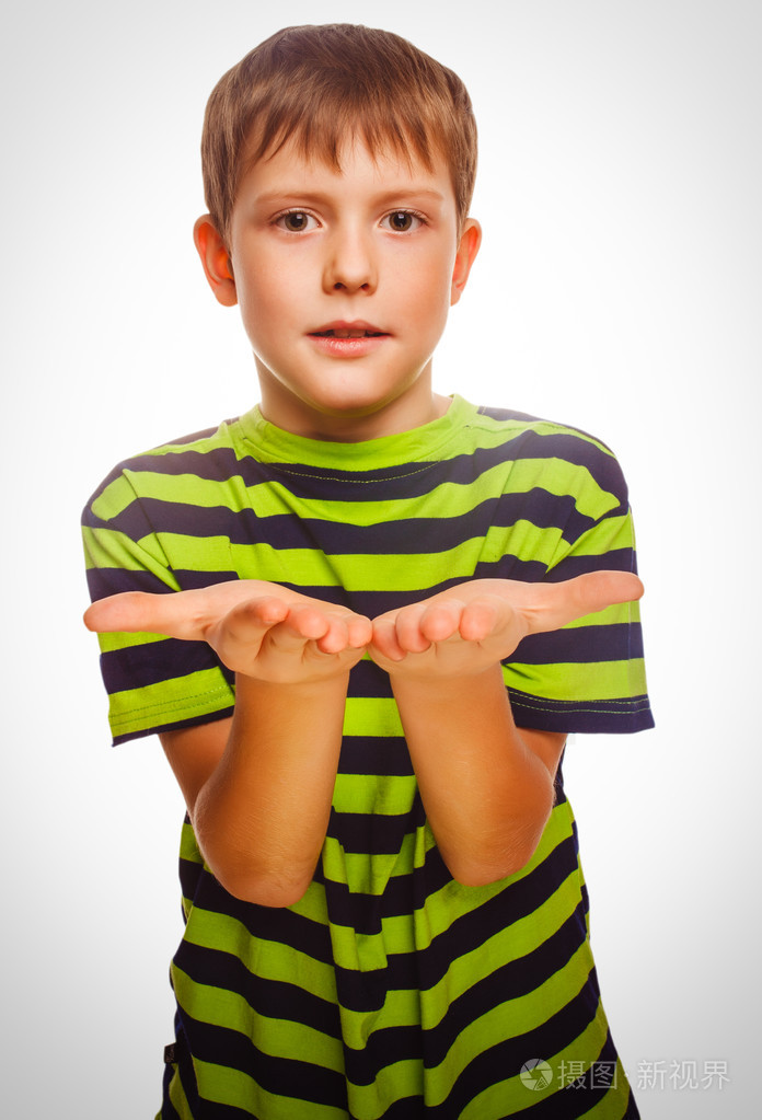 男孩儿童少年金发打开手掌