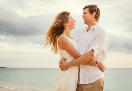 年轻的夫妇，在爱情上海滩日落