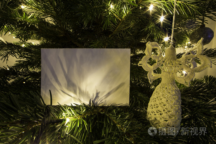 与天使玩具圣诞树上空白的圣诞贺卡