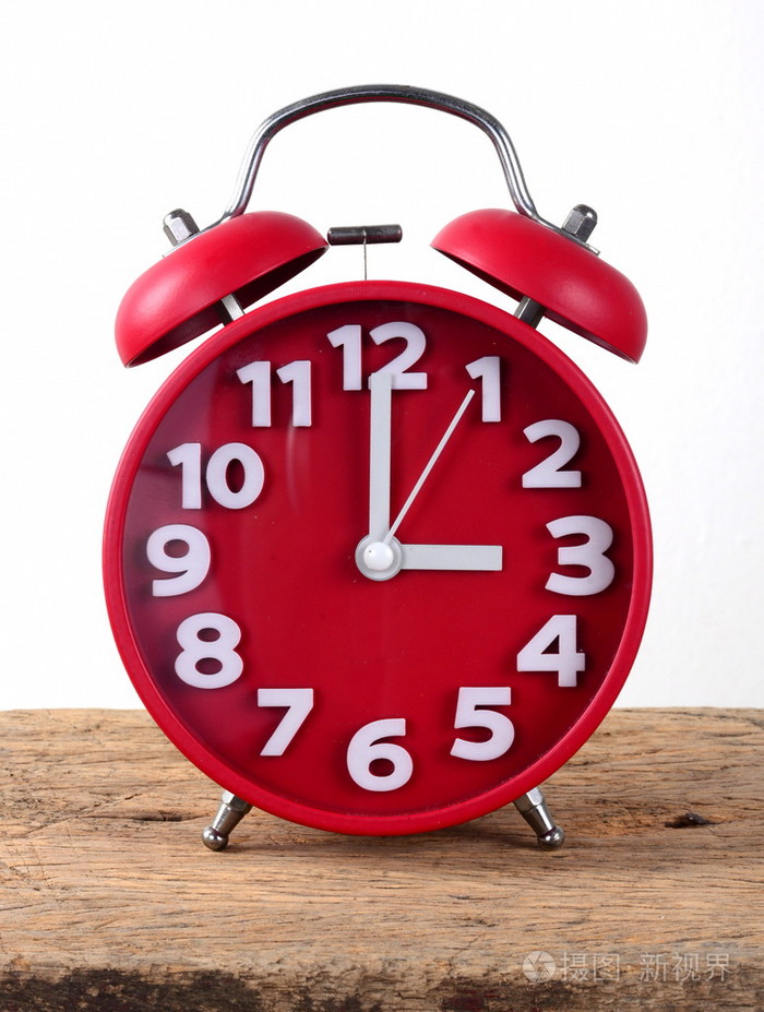 红色的闹钟显示时间