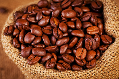 烘培咖啡豆的满满的袋子袋