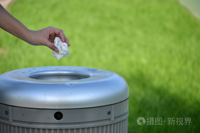 将纸丢在垃圾桶里