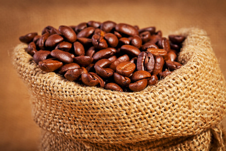 烘培咖啡豆的满满的袋子袋