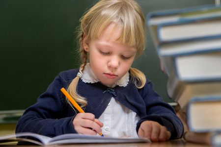 孩子在学校，学校使用算盘里的女孩