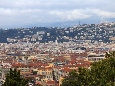法国，蔚蓝。不错，2013 年 10 月 17 日。从观景台市对山城堡的看法