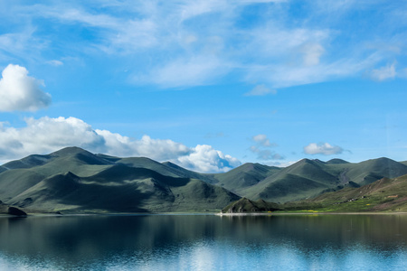 景观湖云与山