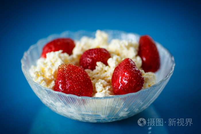 用草莓奶酪