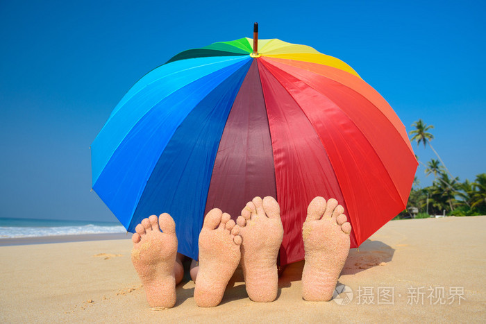 在遮阳伞下的夫妇