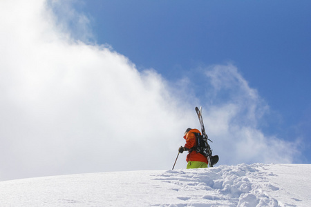 滑雪者攀登一座雪山