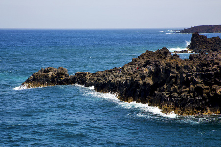 人们海岸线石天空云海滩和夏天