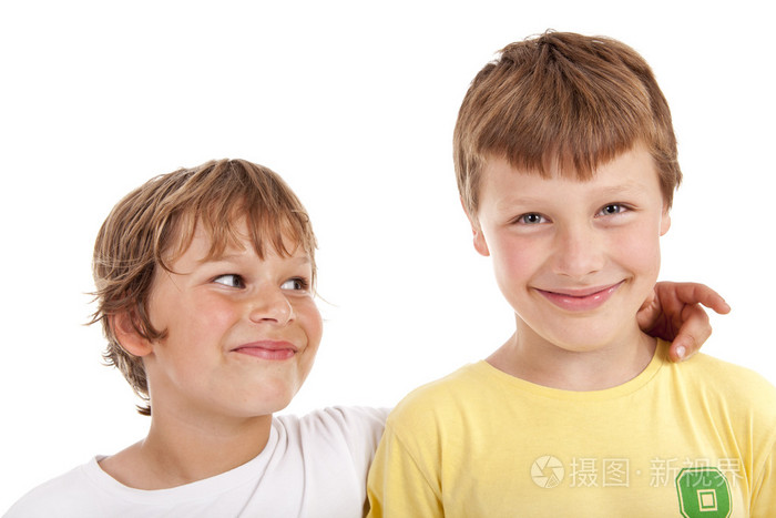在白色背景的两个小男孩