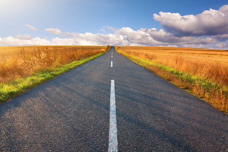 在空的道路上驾驶