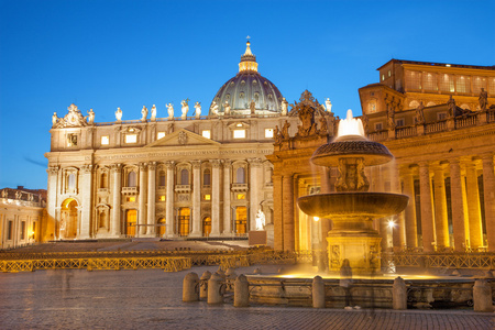 罗马圣彼得 s 圣彼得大教堂和柱廊与喷泉由马德诺卡罗 1612年在晚上