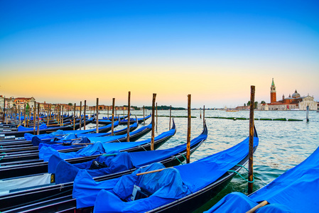 威尼斯 吊船或 gondole 在日落和背景上教堂