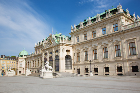 维也纳的贝尔维德雷宫在清晨的阳光