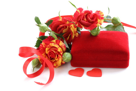 束玫瑰和节日贺卡的礼品盒