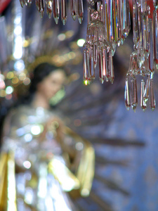 圣母和水晶吊灯