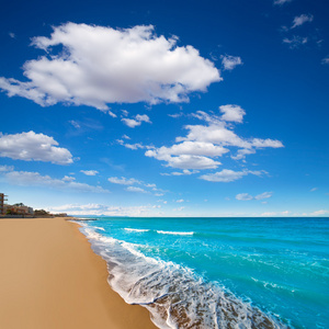 德尼亚与蓝色夏日的天空，在西班牙阿利坎特海滩