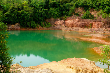 在山上的绿水湖