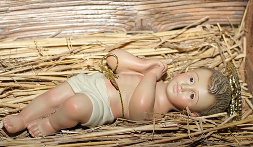 婴儿耶稣放在摇篮里的一个马槽
