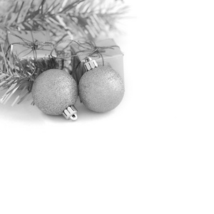 两个灰色的球与礼品盒新年和圣诞节
