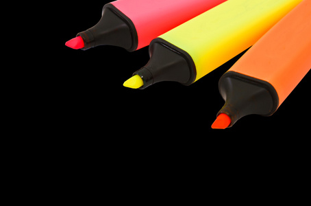 在一个孤立的背景上的彩色荧光笔
