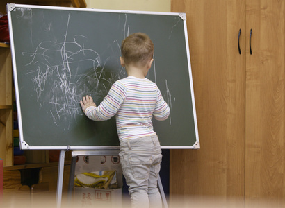 幼儿园在黑板上画的小男孩