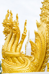 泰国的龙，金纳迦雕像在寺